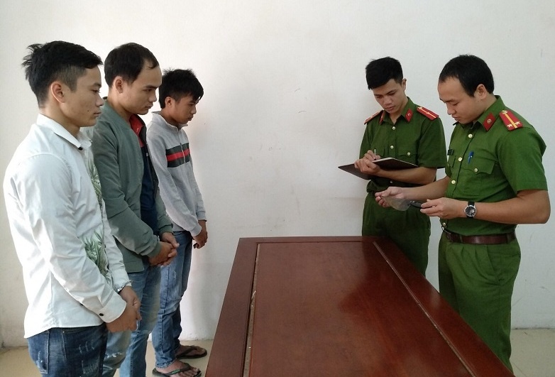 Mâu thuẫn tại quán karaoke ảnh 1 Mau thuan tai quan karaoke anh 1