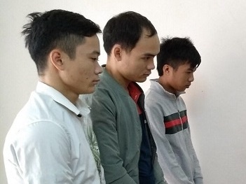 Mau thuan tai quan karaoke, 9X dam 2 nguoi trong thuong hinh anh