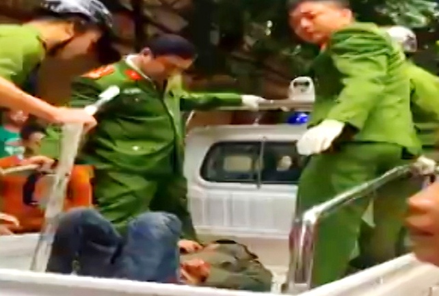 Canh sat no sung bat ke 'ngao da' cam luoi le tan cong nhieu nguoi hinh anh