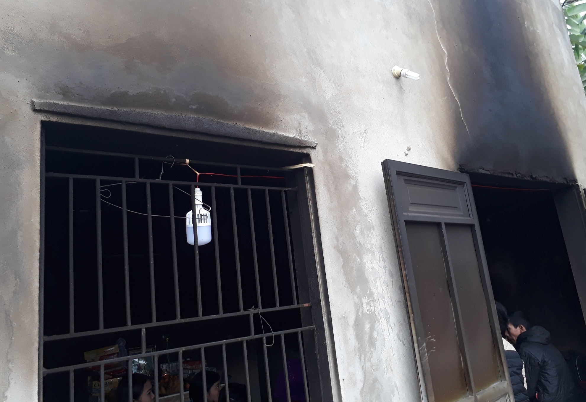 Be trai 4 tuoi tu vong trong can nha chay giua trua hinh anh