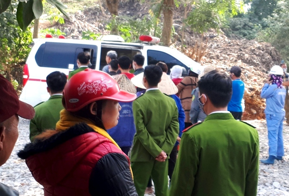 Bao bi dung thi the be 20 ngay tuoi o bai rac co de lai so dien thoai hinh anh