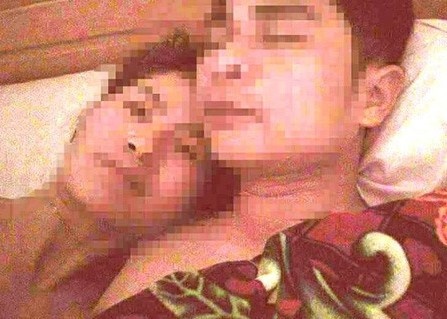 Canh cao nu can bo lo 'anh nong' voi chu tich xa hinh anh