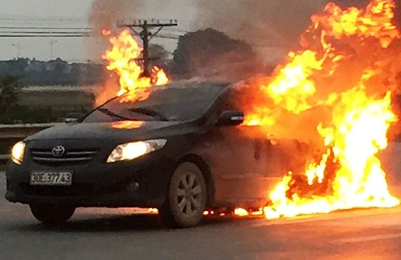 xe Camry chay du doi anh 1