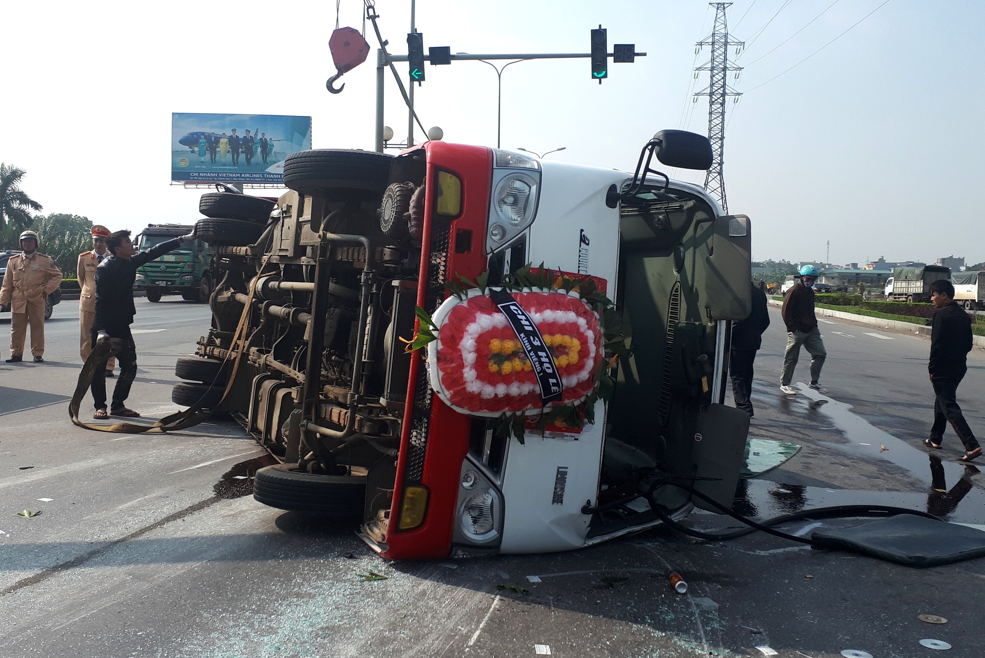 Xe cho 20 nguoi di dam tang vuot den do tong nat dau Kia K3 hinh anh