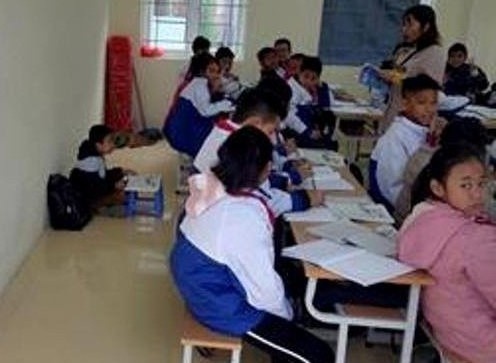 Quen deo khan do, nam sinh bi co giao phat ngoi hoc duoi nen nha hinh anh