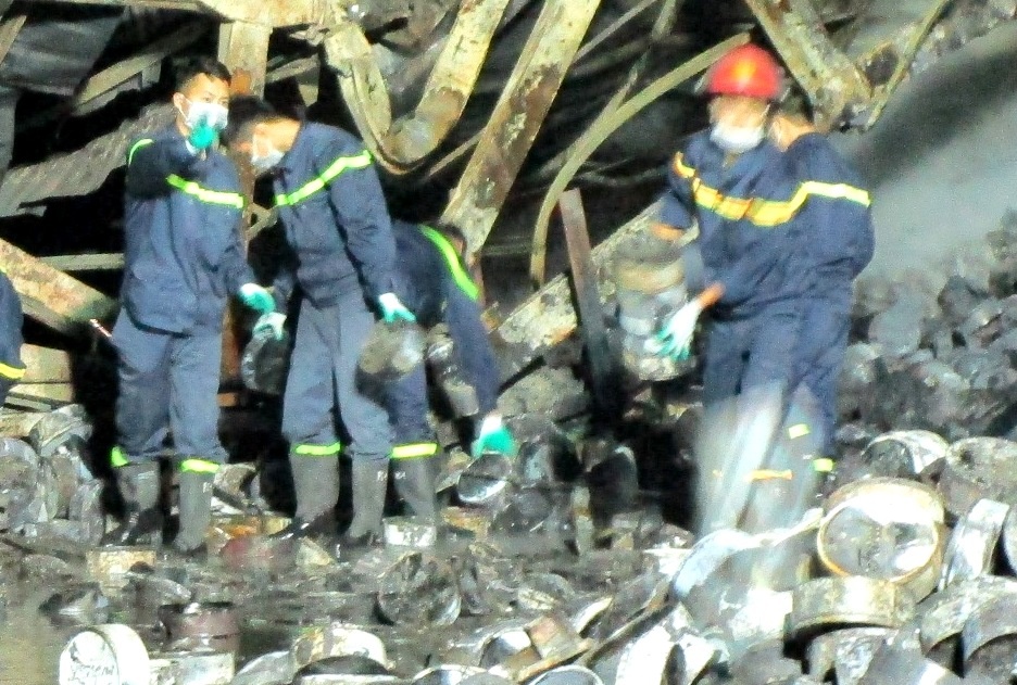 Tim thay hai thi the trong hien truong vu chay cong ty banh keo hinh anh