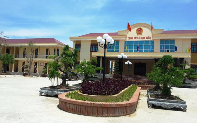 can bo xa danh bai tai tru so anh 2