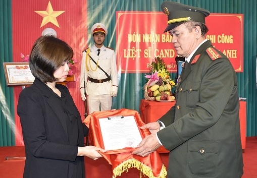 Trao bang To quoc ghi cong cho canh sat hy sinh khi chong 'cat tac' hinh anh