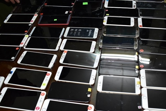 Bat giu lo dien thoai tri gia tien ty tren xe khach hinh anh