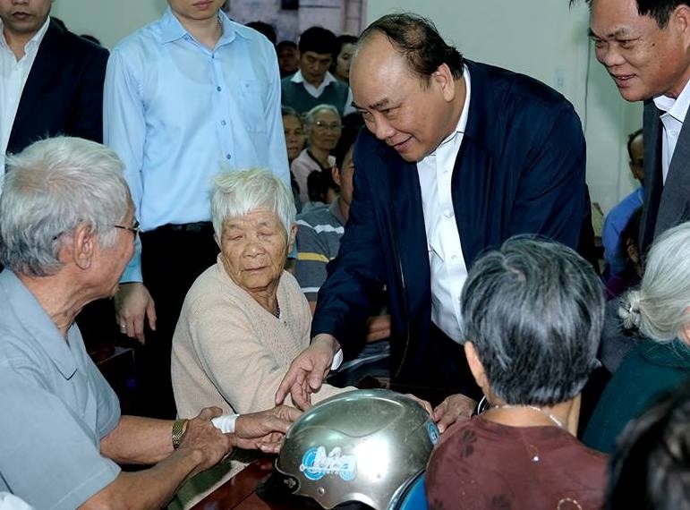 Thu tuong: Khong de gia dinh nao thieu com, lat muoi dip Tet hinh anh