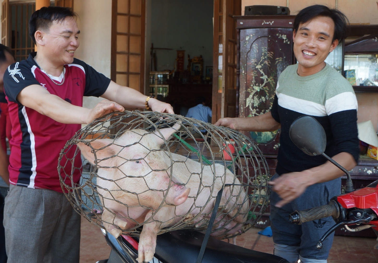 Gia dinh thu mon Tien Dung mo lon khao ca lang truoc tran ban ket hinh anh