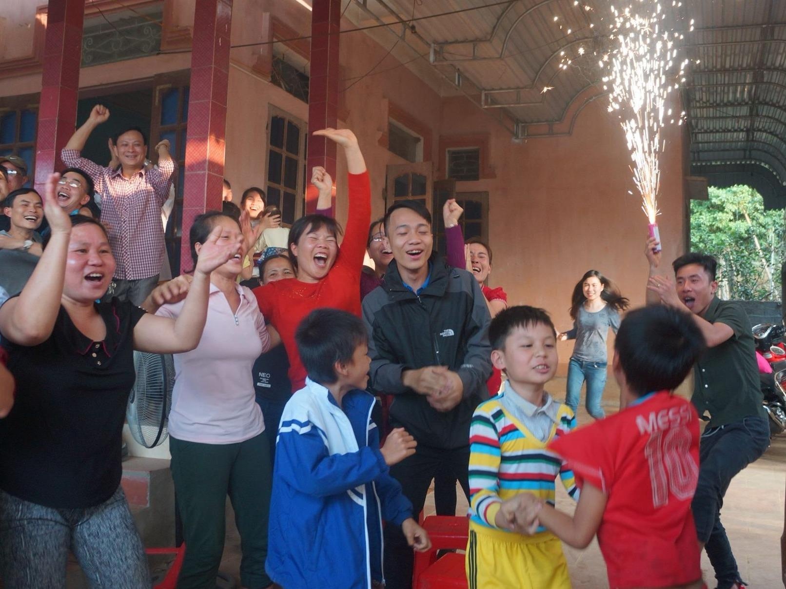 Cam xuc cua nguoi than hang xom tuyen thu U23 Viet Nam o que nha hinh anh