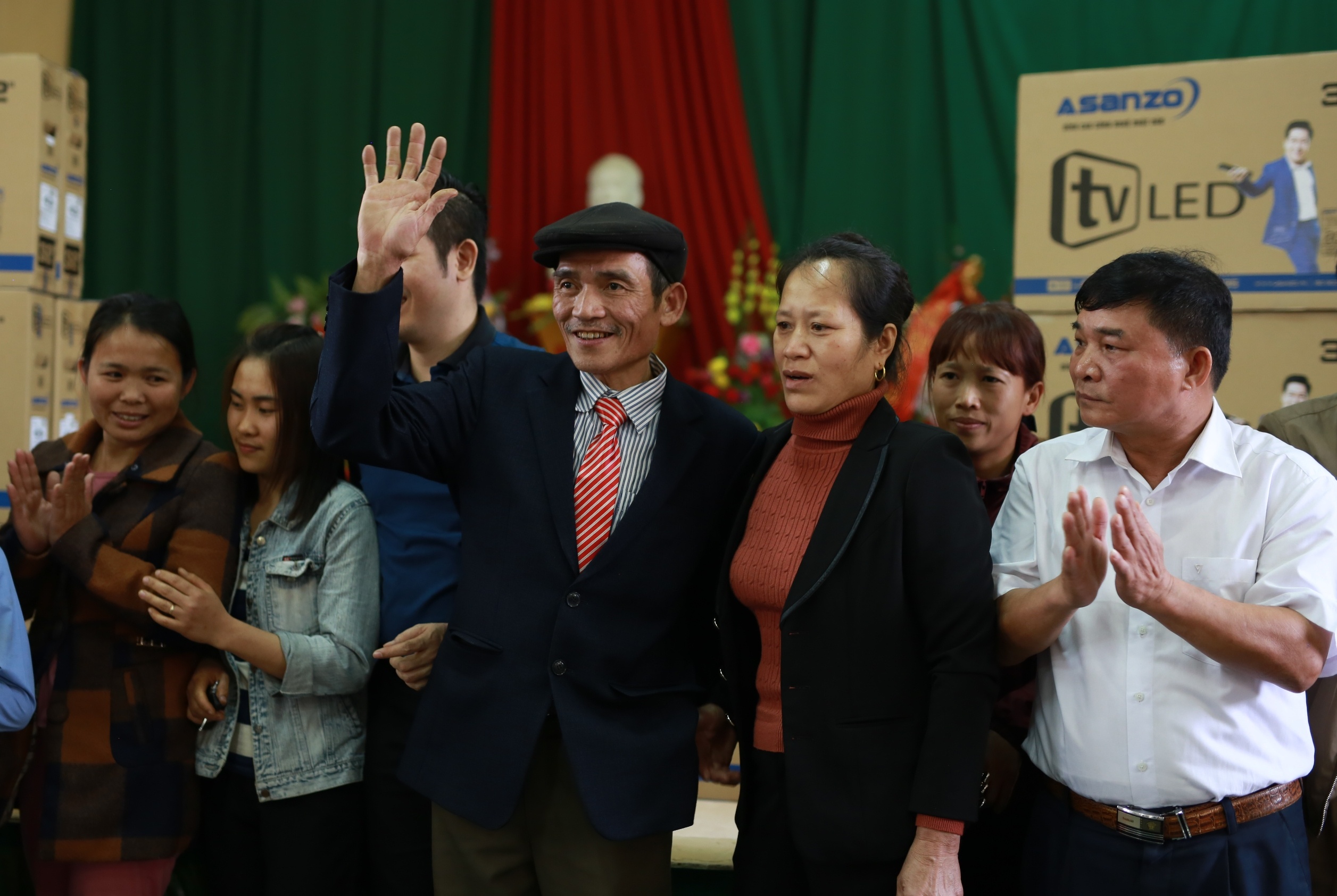 dan que thu mon Tien Dung duoc tang TV anh 3