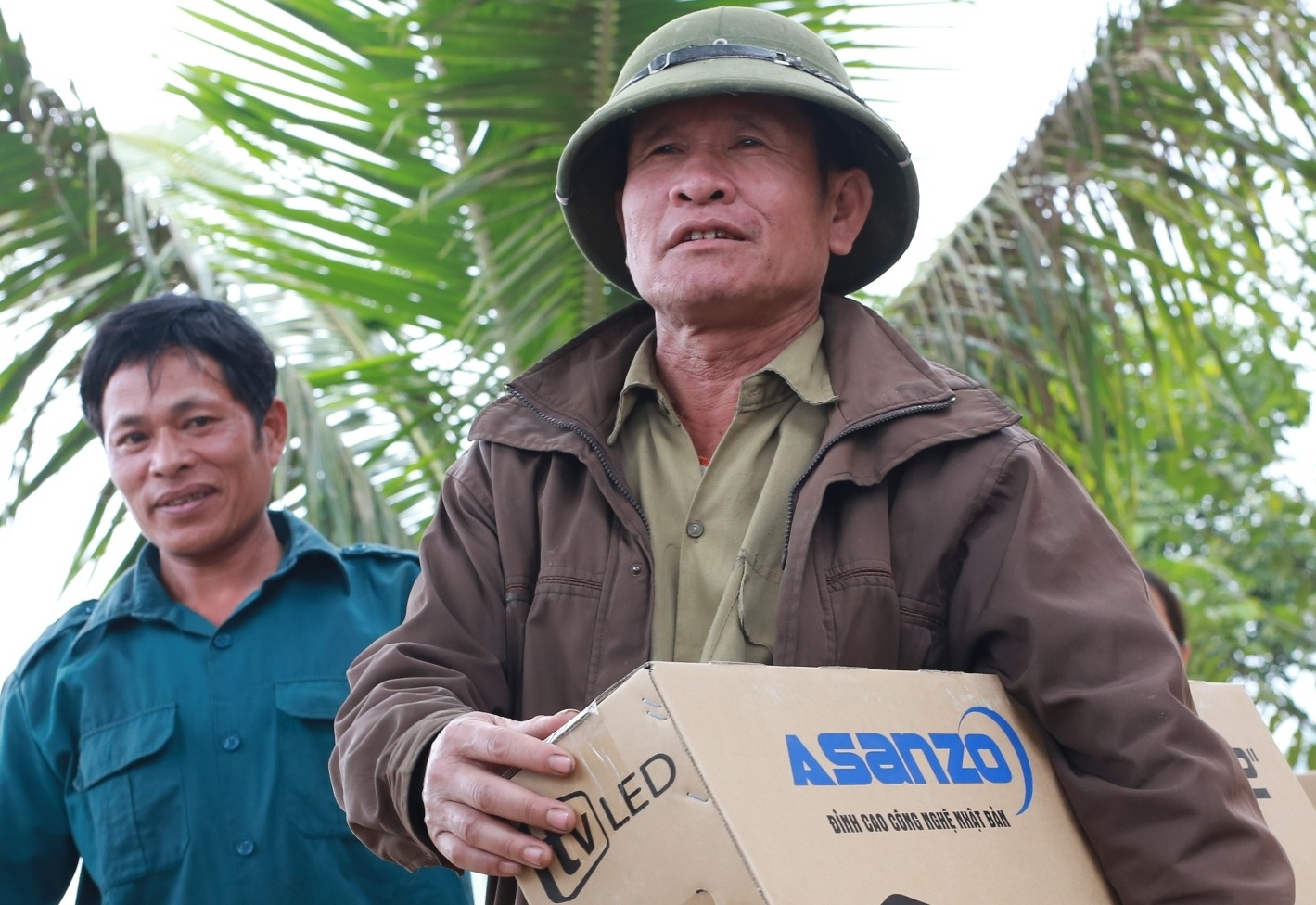 Nguoi dan que thu mon Tien Dung vui mung co TV Asanzo xem chung ket hinh anh