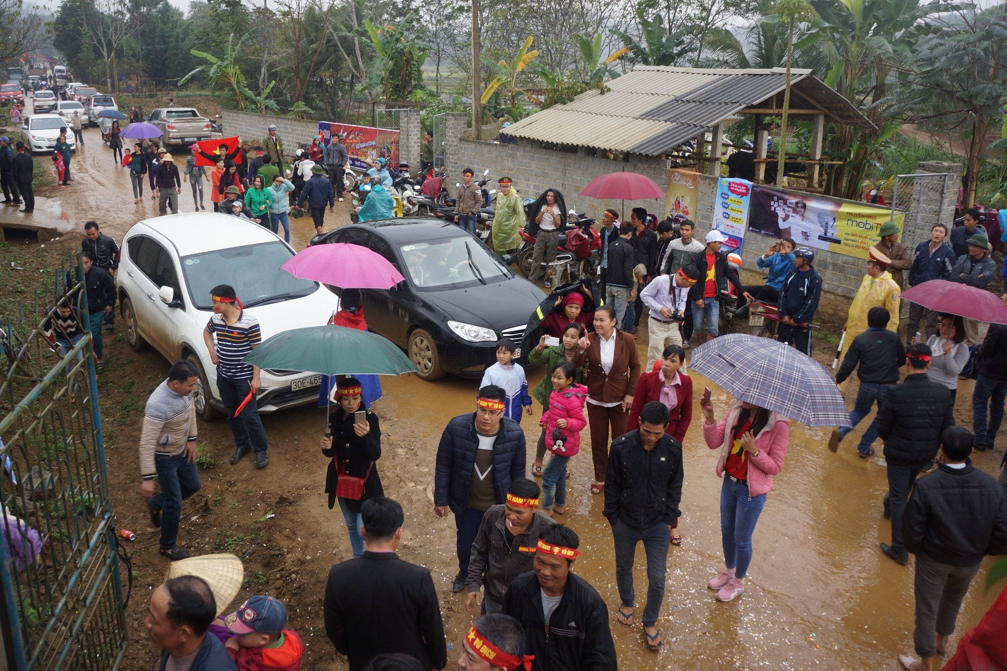 Nghin nguoi ham mo do ve gia dinh thu mon Tien Dung xem chung ket hinh anh