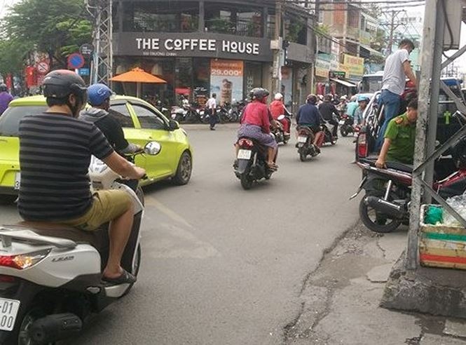 Tai xe mac ao GrabBike rut 'hang nong' dam guc nguoi sau va cham hinh anh