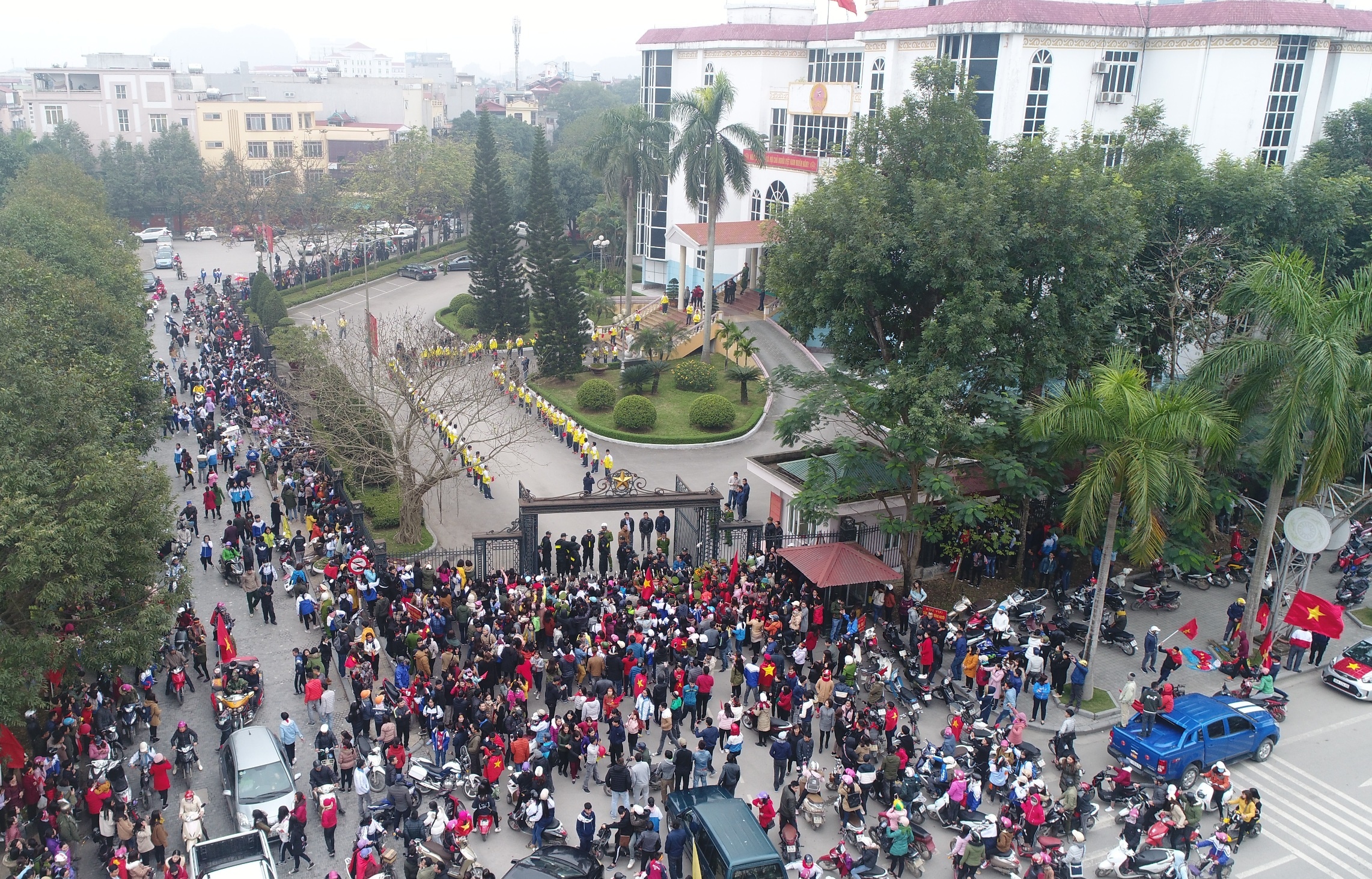 Hang nghin nguoi do ra duong chao don thu mon Tien Dung hinh anh