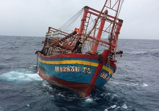 Phat hien tau ca khong nguoi lai troi dat tren vung bien Nghe An hinh anh