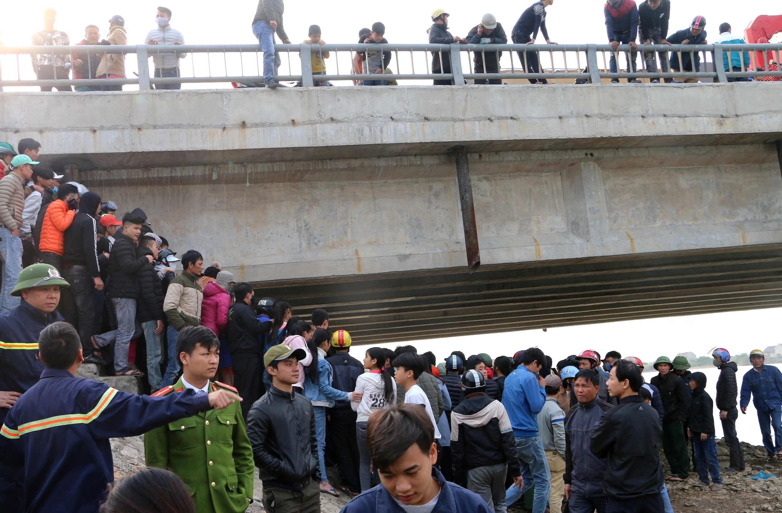 Cuu ba me con duoi nuoc luc tha ca chep, nam sinh tu vong hinh anh