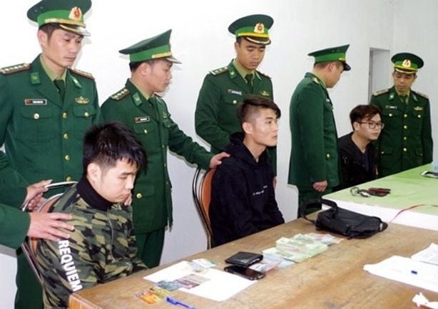 người Trung Quốc dùng thẻ ATM giả rút tiền ảnh 1 nguoi Trung Quoc dung the ATM gia rut tien anh 1