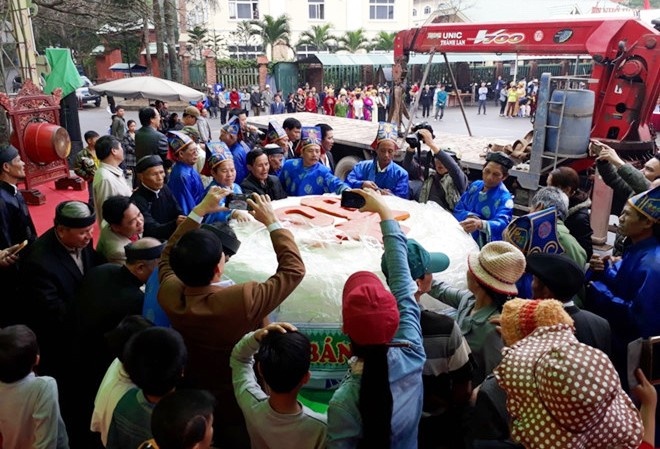 Sầm Sơn làm bánh giầy kỷ lục ảnh 1 Sam Son lam banh giay ky luc anh 1