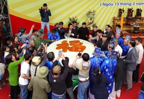 Chu tich Thanh Hoa: 'Tinh khong dong y viec lam banh giay 3 tan' hinh anh