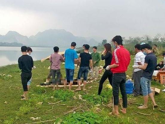 Nam thanh nien 20 tuoi nhay cau tu tu do buon chuyen tinh cam hinh anh