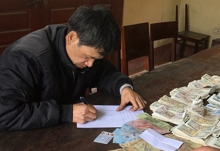 Ga dan ong len vao chua trom hon 8 trieu trong hom cong duc hinh anh