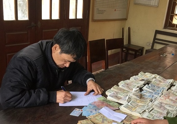 trộm tiền hòm công đức ảnh 1 trom tien hom cong duc anh 1