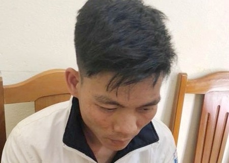 Nam thanh nien ngao da cham lua dot nha bo me hinh anh