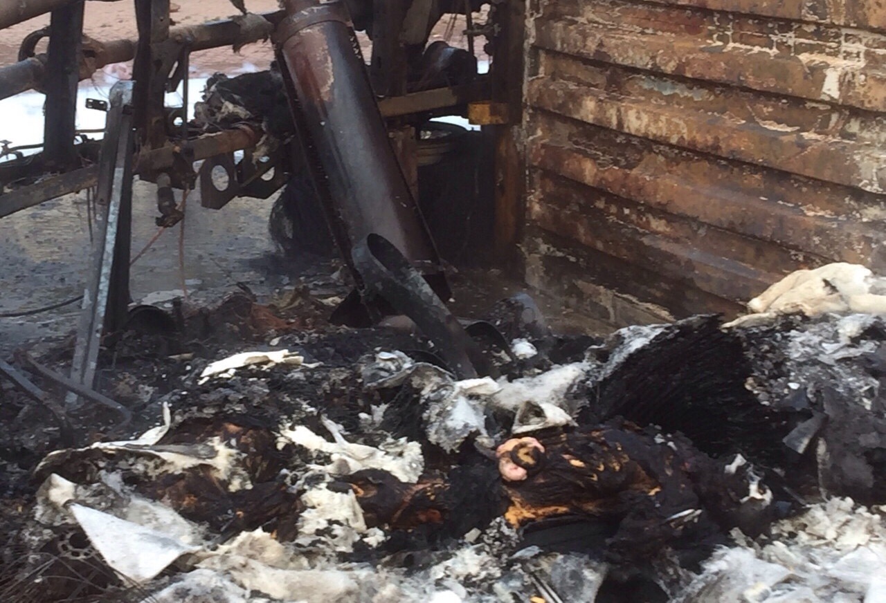 Xe container boc chay, tai xe va phu xe tu vong trong cabin hinh anh