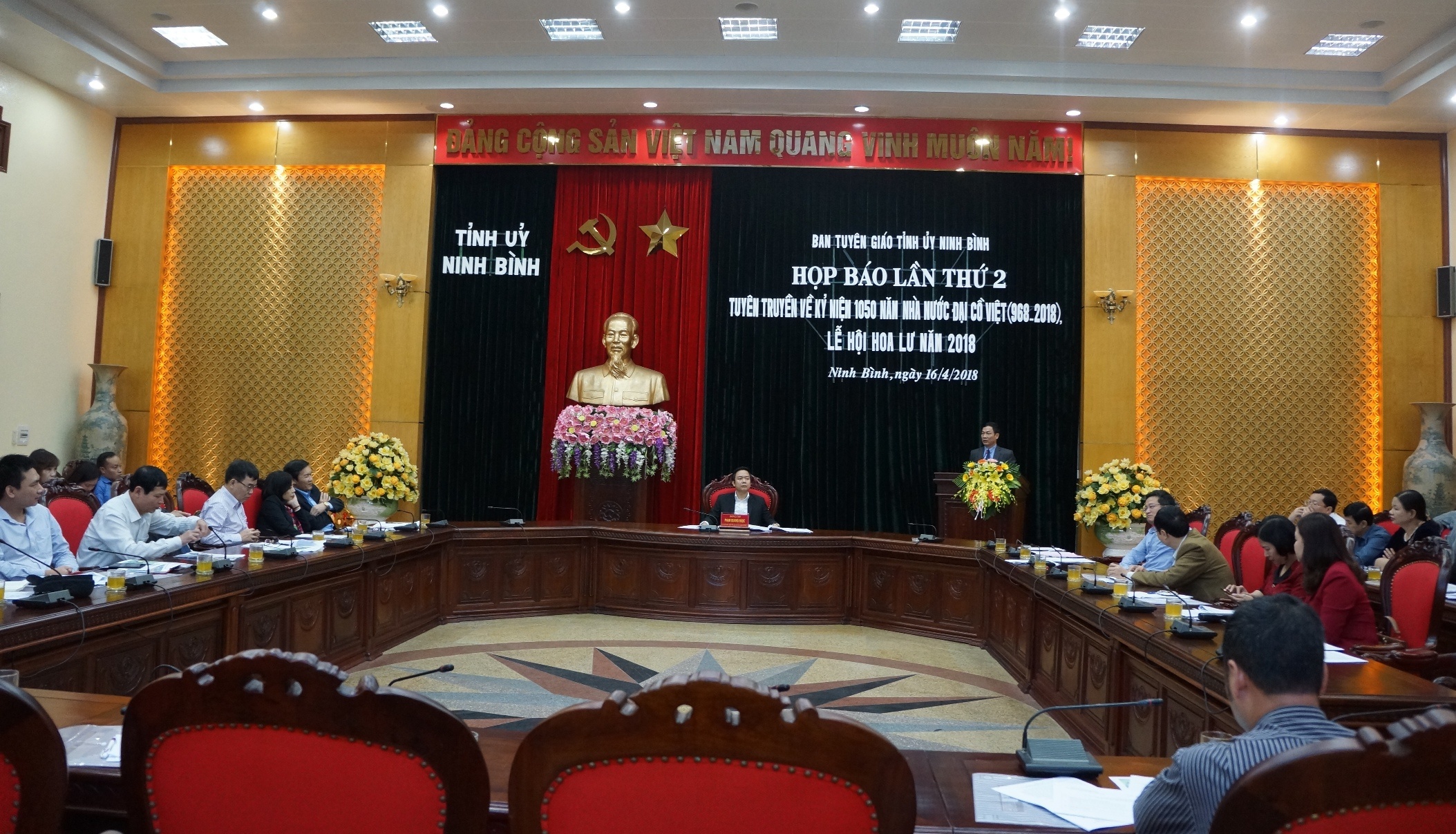 Ninh Binh ban phao hoa ky niem anh 1