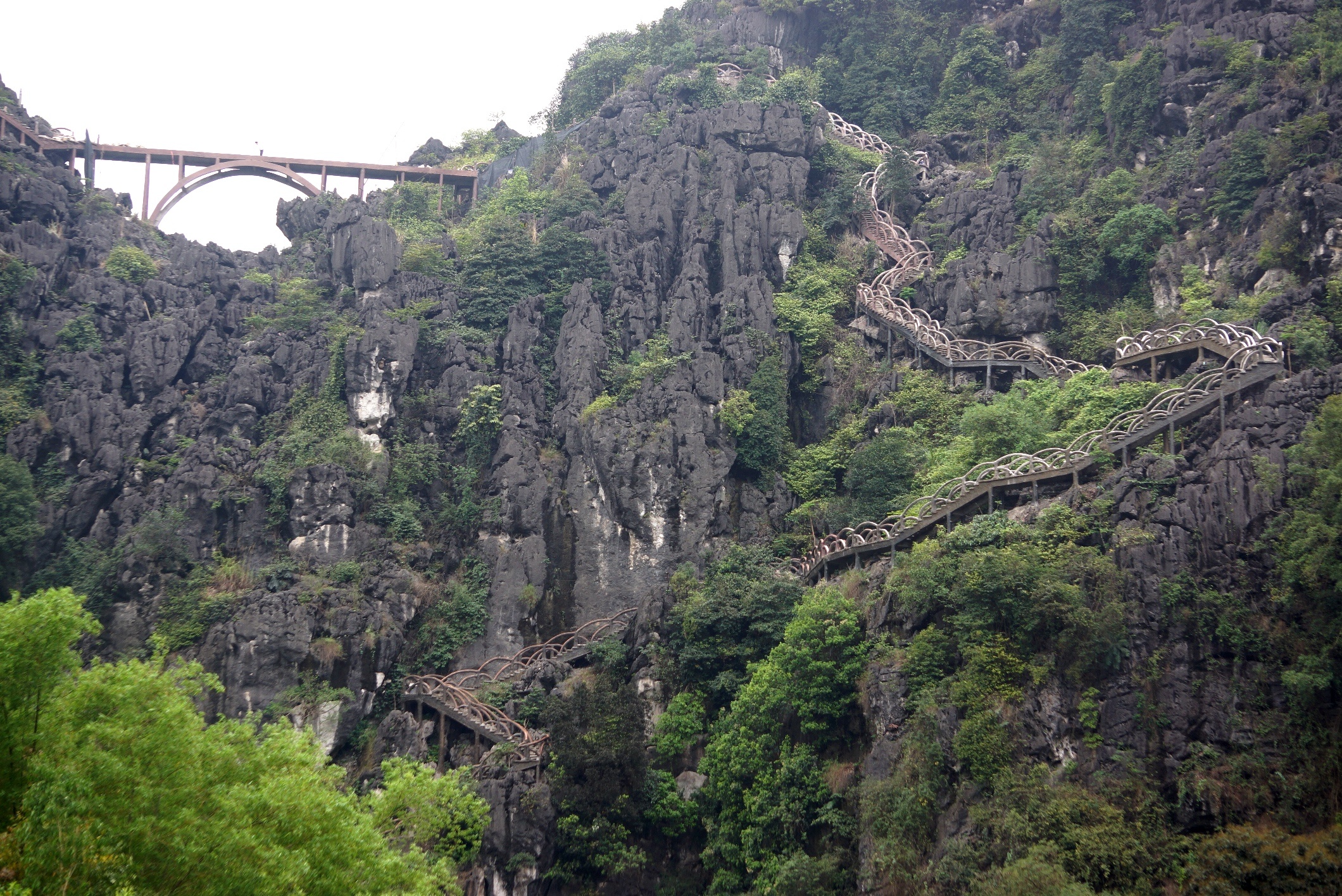 Cau xuyen loi Trang An gan nhu van nguyen sau nua thang thao do hinh anh
