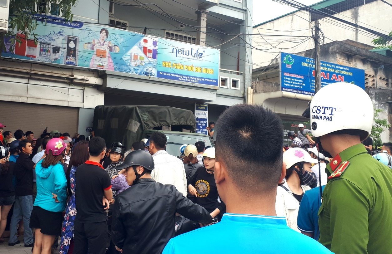 Canh sat kham xet co so cua Hoi Thanh Duc Chua Troi hinh anh