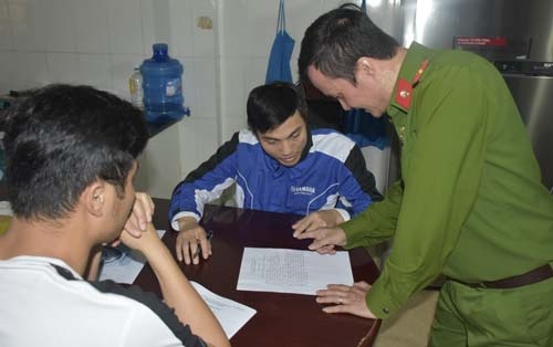 Gia nhan vien ban may loc nuoc tuyen truyen ve Hoi Thanh Duc Chua Troi hinh anh