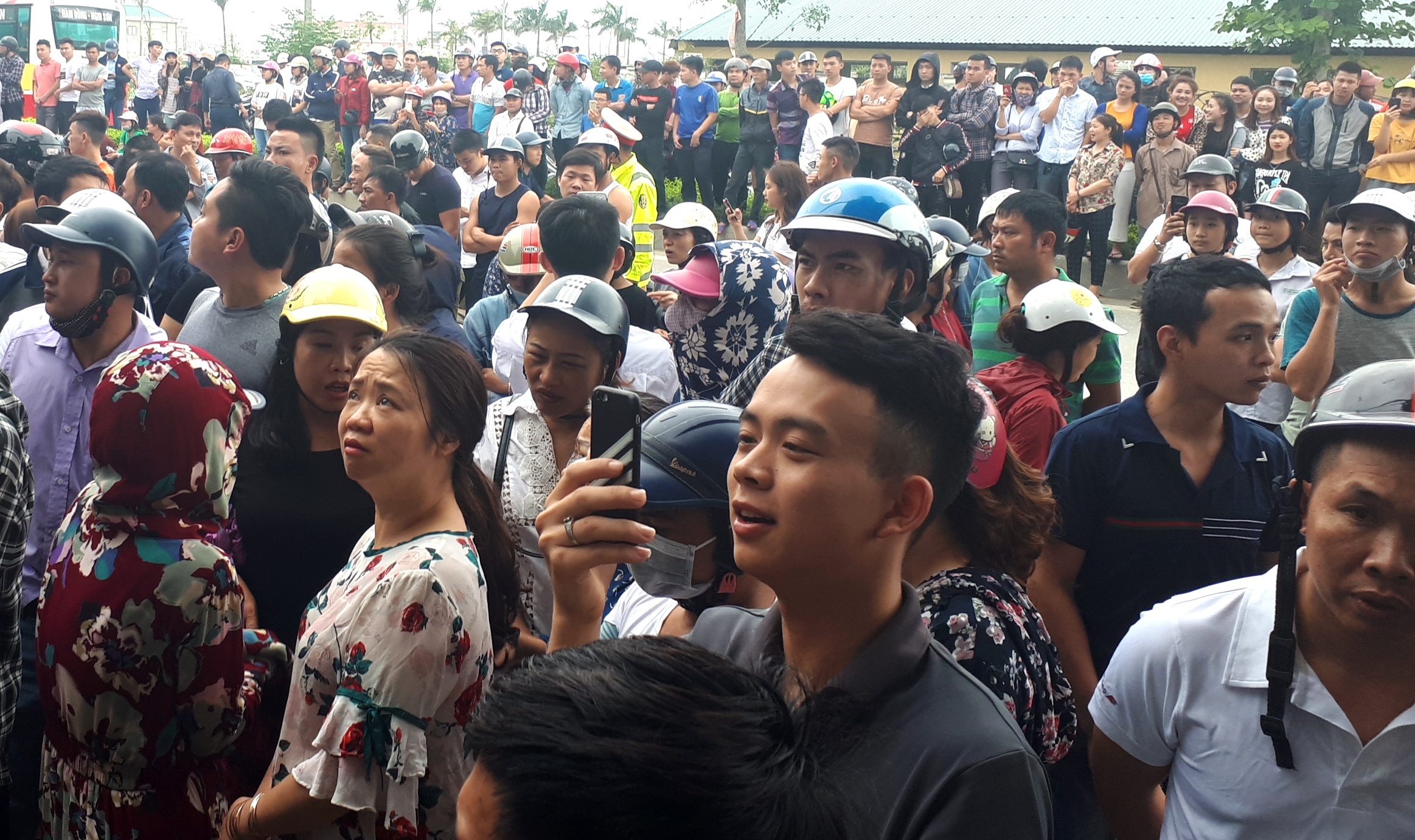 Hang tram nguoi dan vay kin can nha tu diem Hoi Thanh Duc Chua Troi hinh anh