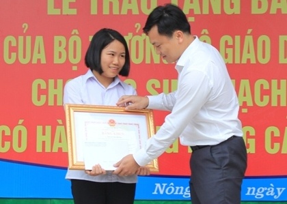 Nu sinh cuu em nho duoi gieng sau duoc tang bang khen hinh anh