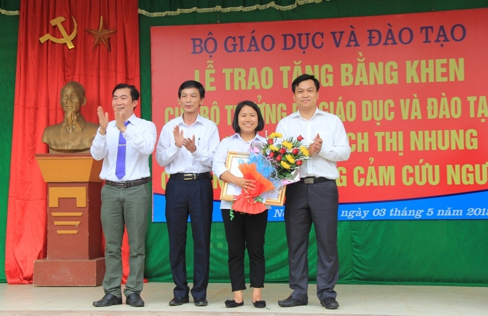 bo truong tang bang khen anh 1