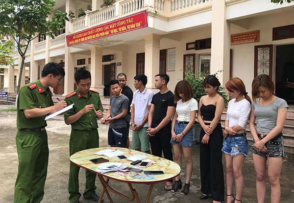 nhom nam nu su dung ma tuy anh 1