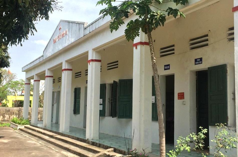 Be gai 3 tuoi tu vong sau mui tiem tai nha hinh anh