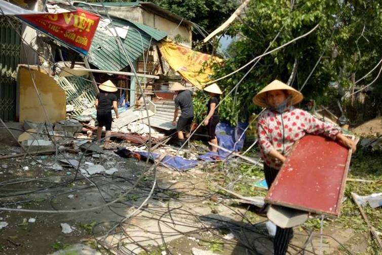 Dong loc lam cot phat song gay nga de len nha dan hinh anh