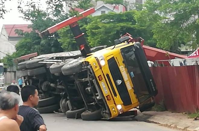 Vua 'thoat' dinh chi vi chet nguoi, cong truong lai sap can cau hinh anh