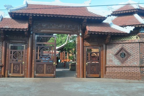 Dai gia dua nhau lam nha go hinh anh