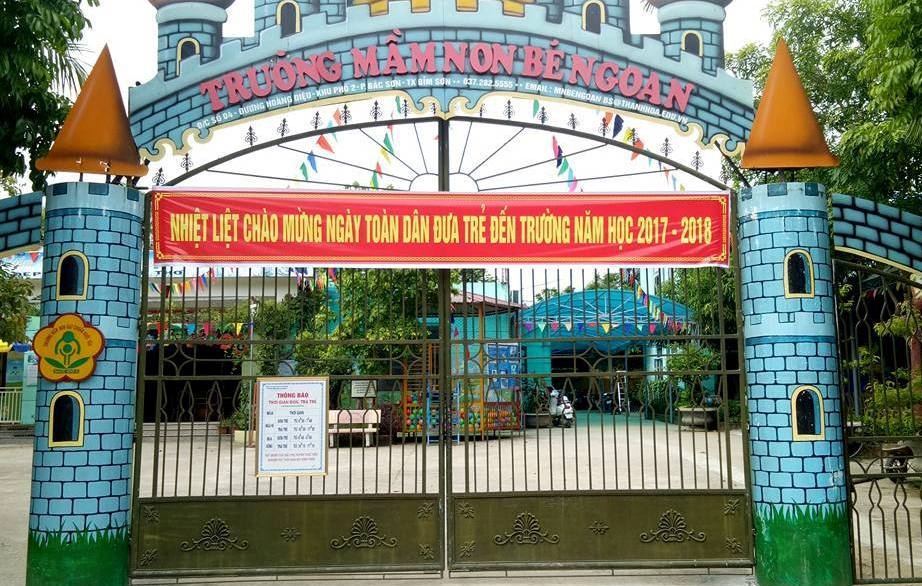 Be trai 3 tuoi bi cho can nhap vien o truong hinh anh