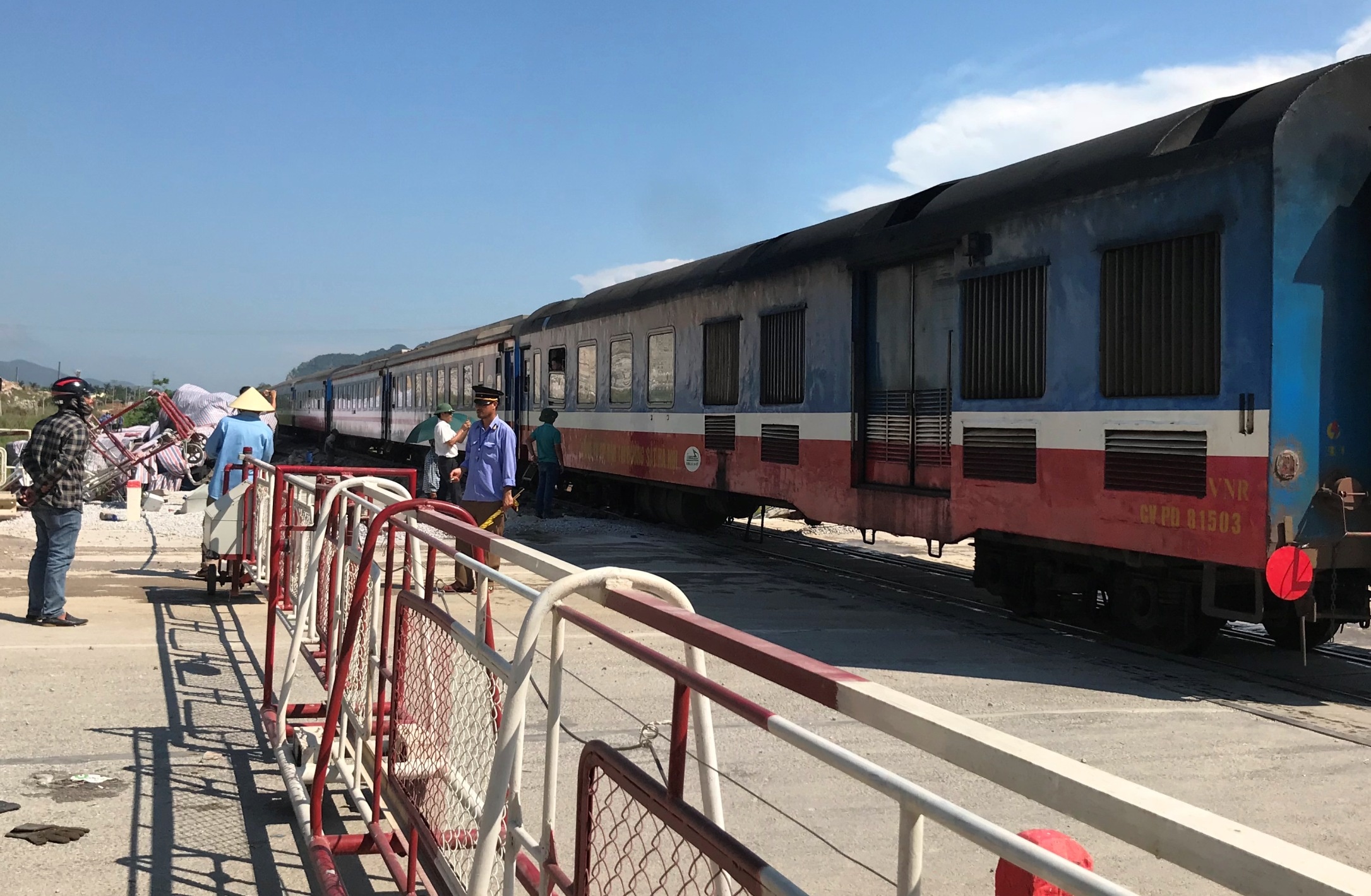 Duong sat Bac - Nam thong tuyen tro lai sau tai nan tau SE19 hinh anh