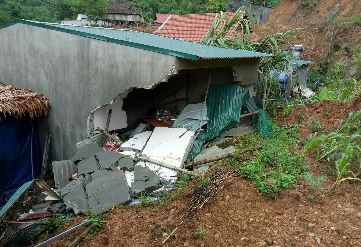 Sap nha trong mua lon, be gai 3 tuoi tu vong hinh anh