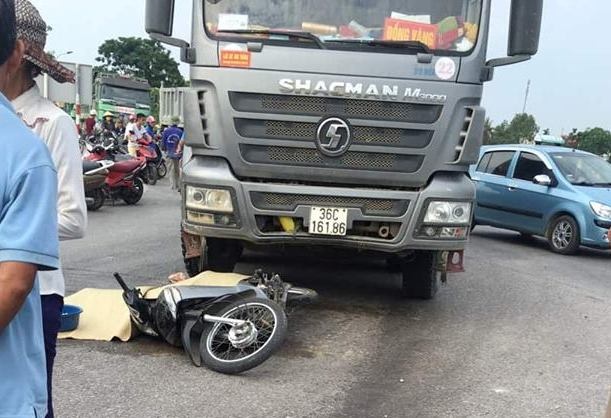 Xe tai chuyen huong tong chet mot phu nu, quoc lo tac nghen hinh anh