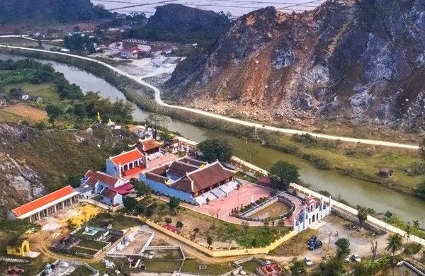 Di tich chua Han Son bi de doa vi no min khai thac da hinh anh