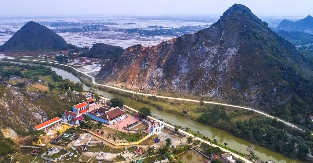 Khai thác đá xâm hại chùa Hàn Sơn ảnh 1 Khai thac da xam hai chua Han Son anh 1