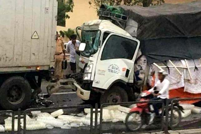 Oto tai tong xe container do ben duong, phu lai chet ket trong cabin hinh anh